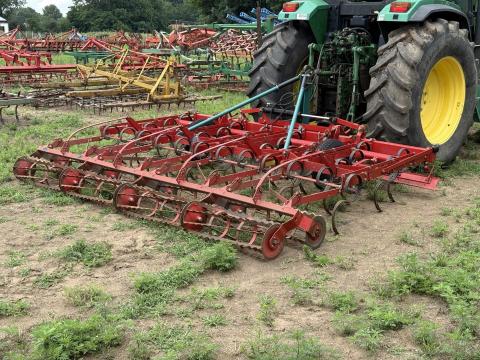 Kverneland 3,6 m-es hidraulikusan összecsukható kombinátor MTZ kategória Kverneland 3,6 m-es hidraulikusan összecsukható kombinátor MTZ kategória