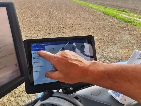 Sveaverken F100 automata kormányzás, robotkormány, RTK – John Deere, New Holland, Massey Ferguson, Fendt, Claas, Zetor, Deutz Fahr Sveaverken F100 automata kormányzás, robotkormány, RTK – John Deere, New Holland, Massey Ferguson, Fendt, Claas, Zetor, Deutz Fahr