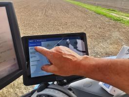 Sveaverken F100 automata kormányzás, robotpilóta, RTK – John Deere, New Holland, Massey Ferguson, Fendt, Claas, Zetor, Deutz-Fahr traktorokra