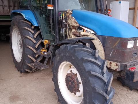New Holland TL90 traktor Ferro Flex homlokrakodóval eladó Balatonlellén New Holland TL90 traktor Ferro Flex homlokrakodóval eladó Balatonlellén
