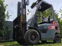 Nissan targonca 1,5 t teherbírással, gázüzemű, alacsonyra épített toronnyal, 330 cm emelési magassággal, oldalmozgatóval szerelt