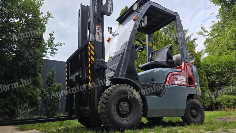 Nissan targonca 1,5 t teherbírással, gázüzemű, alacsonyra épített toronnyal, 330 cm emelési magassággal, oldalmozgatóval szerelt