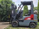 Nissan targonca 1,5 t teherbírással, gázüzemű, alacsonyra épített toronnyal, 330 cm emelési magassággal, oldalmozgatóval szerelt
