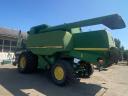 John Deere W650 kombájn gabona asztallal,  szállítókocsival