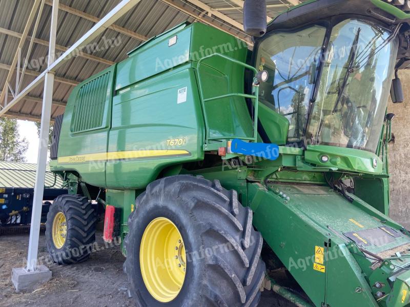 John Deere T670i 4WD prémium kombájn,  gabona-,  JD 608C kukorica betakarító adapterrel
