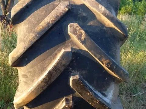 Eladó 900/60R32 kombájn gumi újszerű állapotban Michelin Eladó 900/60R32 kombájn gumi újszerű állapotban Michelin