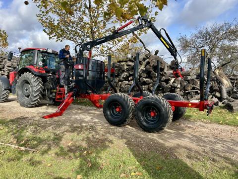 Farmi Forest FT9 pótkocsi CR57 daruval – erdészeti kiközelítő eladó Farmi Forest FT9 pótkocsi CR57 daruval – erdészeti kiközelítő eladó