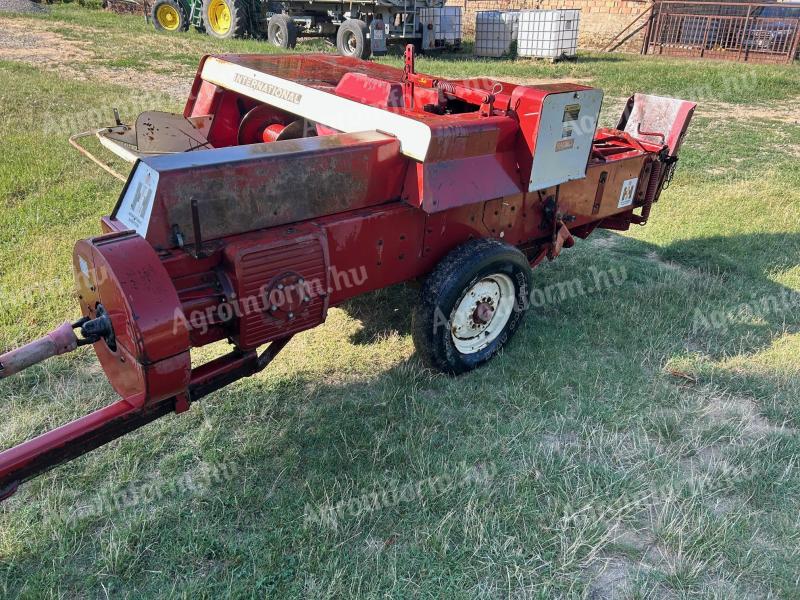 IH Harvester bálázó