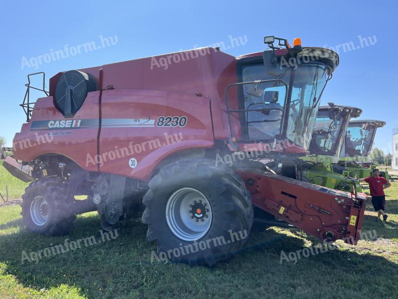 Case AF 8230 rotoros kombájn eladó, 2014-es gabonaasztallal és NARDI szállítókocsival