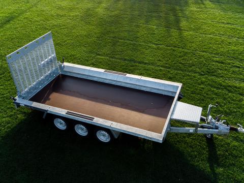 Pest vármegyében új Martz Bau 400 - 3 tengelyes (395x180 cm) gépszállító utánfutó CSAK 2.690.000 Ft