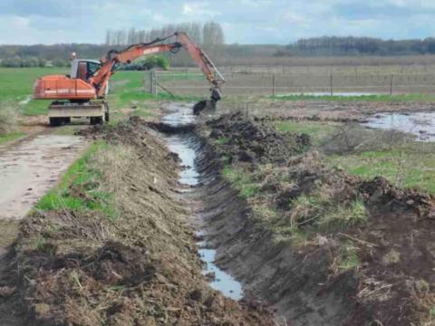 Gépi földmunka végzése gumikerekes kotrógéppel Gépi földmunka végzése gumikerekes kotrógéppel