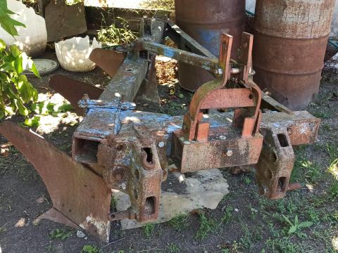 Eladó háromfejes eke tartalék ekevasakkal Eladó háromfejes eke tartalék ekevasakkal