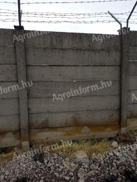 247 db betonpalánk és hozzá tartozó 33 db oszlop