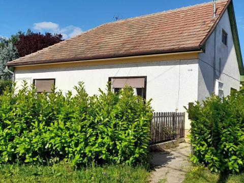 4 szobás lakóház sok melléképülettel, nagy telekkel tulajdonostól eladó Balatonszárszó szélén. Nyaraltatásra és akár permakultúrás gazdálkodásra is alkalmas 4 szobás lakóház sok melléképülettel, nagy telekkel tulajdonostól eladó Balatonszárszó szélén. Nyaraltatásra és akár permakultúrás gazdálkodásra is alkalmas