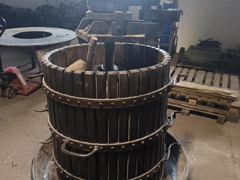 Szőlőprés- hagyományos - 200 literes Szőlőprés- hagyományos - 200 literes