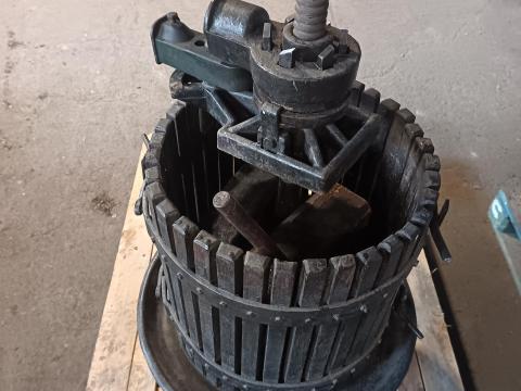 Szőlőprés -hagyományos 80 literes Szőlőprés -hagyományos 80 literes