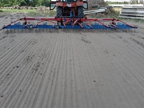 Hatzenbichler 7,5 méteres gyomfésű hidraulikus nyitással és csukással Hatzenbichler 7,5 méteres gyomfésű hidraulikus nyitással és csukással