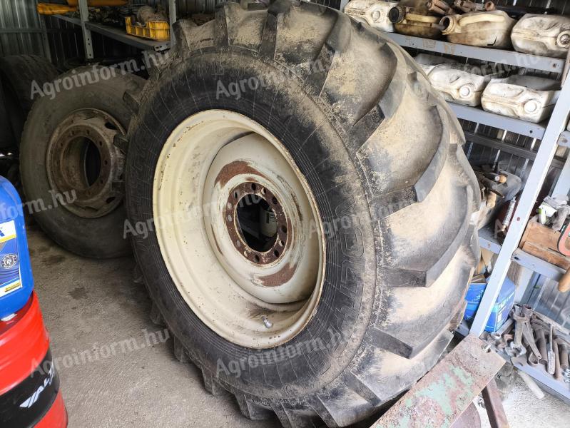 18,4L-30 gumiabroncs Fortschritt E514 felnire szerelve eladó