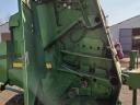 John Deere 582 bálázó