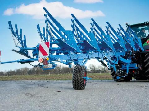 Lemken Juwel 10 M V 4+1 N 120 típusú 4+1 vasú függesztett váltvaforgató eke Lemken Juwel 10 M V 4+1 N 120 típusú 4+1 vasú függesztett váltvaforgató eke