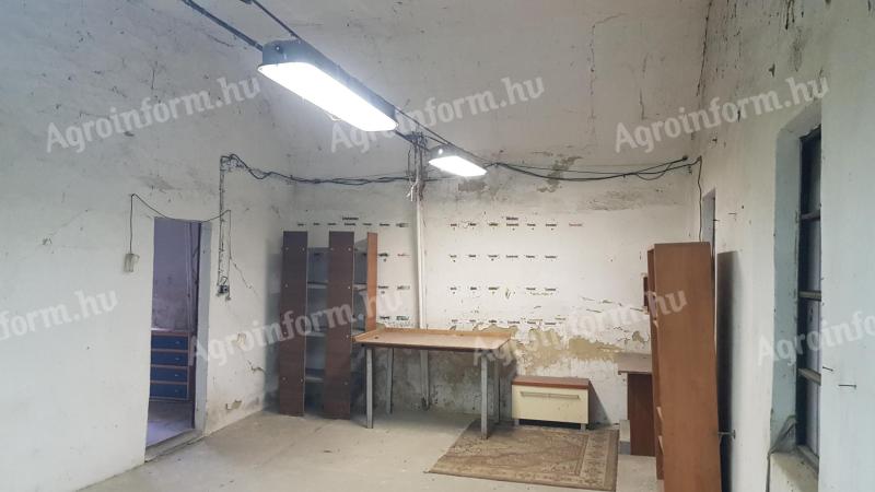 360 m2 telephely (műhely,  raktár) 3000 m2 Gksz telken