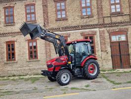Hanwo 704 traktor rakodóval raktárról
