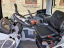 Hanwo 704 traktor rakodóval raktárról