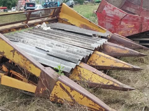 4 Soros kukorica és egy napraforgó adapter eladó 4 Soros kukorica és egy napraforgó adapter eladó