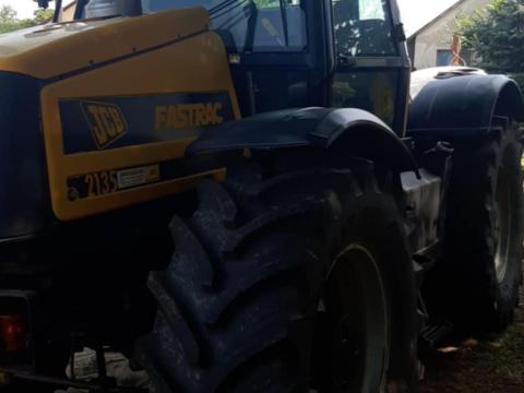 JCB munkagép és permetező (2000 liter) JCB munkagép és permetező (2000 liter)