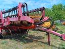 HE-VA vontatott Tip Roller 820 (8,2 m-es rögtörő henger)