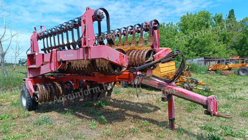 HE-VA vontatott Tip Roller 820 (8,2 m-es rögtörő henger)