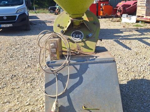 Takarmány daráló Takarmány daráló