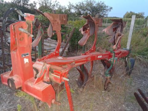 Eladó 3 fejes Vogel Noot M950 váltvaforgatós eke Eladó 3 fejes Vogel Noot M950 váltvaforgatós eke