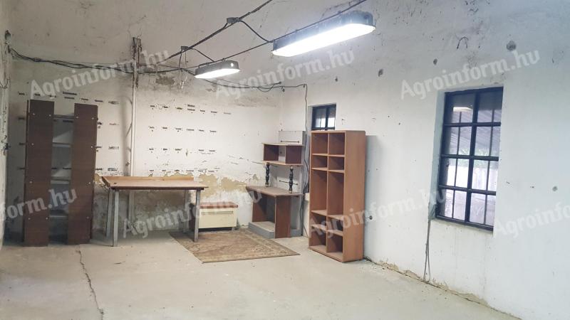 360 m2 telephely (műhely,  raktár) 3000 m2 Gksz telken