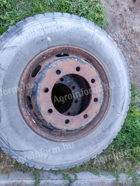 265/70 R 19.5 méretű felnire szerelt gumiabroncs eladó MBP pótkocsi