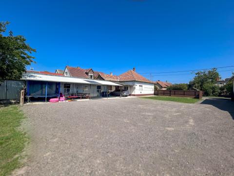 Eladó családi ház + üzlethelyiség – Hajdúszoboszló Eladó családi ház + üzlethelyiség – Hajdúszoboszló