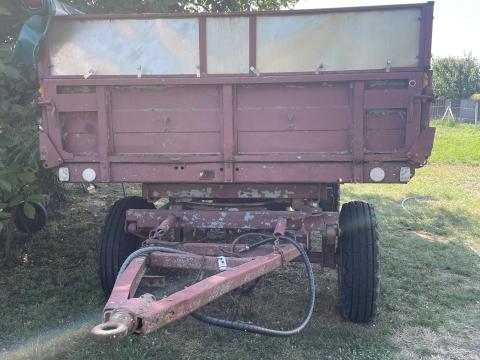 Eladó 4,2 tonnás billenős pótkocsi magosítóval és ponyvával