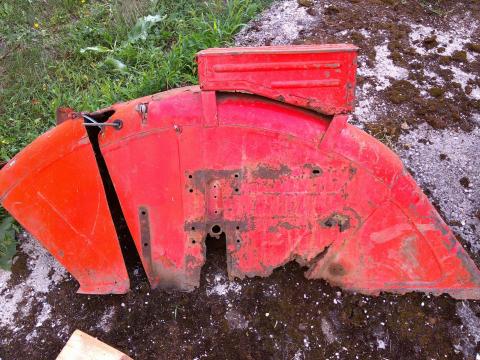 MTZ 50 traktorhoz gyári műszerfalház, ablaktörlőmotor és javításra szoruló nagysárvédő eladó olcsón MTZ 50 traktorhoz gyári műszerfalház, ablaktörlőmotor és javításra szoruló nagysárvédő eladó olcsón