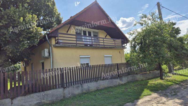 Tanya családi házzal, 6314 nm-es területtel Tóalmáson, Pest megyében