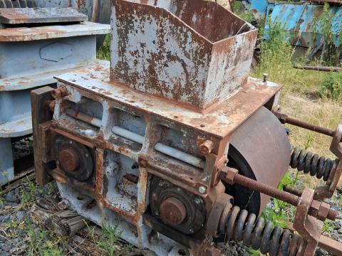 Késes törő állvánnyal eladó Késes törő állvánnyal eladó