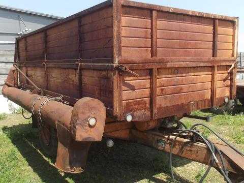 EB 8-as 3 irányba billenős pótkocsi magfeltöltő csigával eladó EB 8-as 3 irányba billenős pótkocsi magfeltöltő csigával eladó