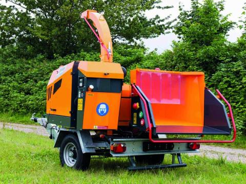 Jensen vontatott A350 ágaprító HATZ 75 LE motorral – Royal Traktor Jensen vontatott A350 ágaprító HATZ 75 LE motorral – Royal Traktor