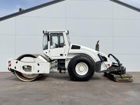 Bomag BW213DH-4 / 2004 / 6 122 üzemóra / Lízing 20%-tól