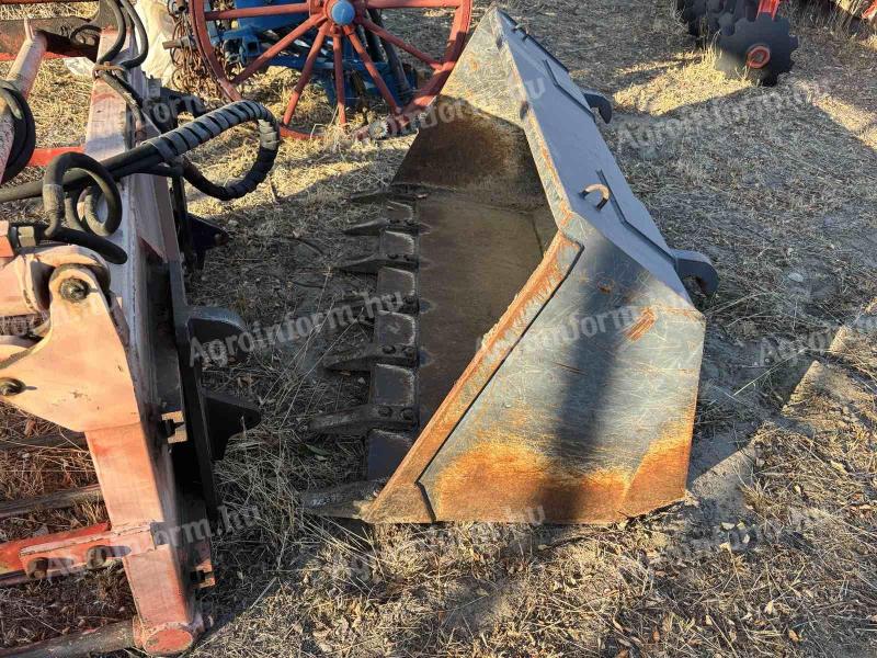 Trac Lift homlokrakodóra földkanál