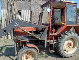Eladó T25 kistraktor homlokrakodóval