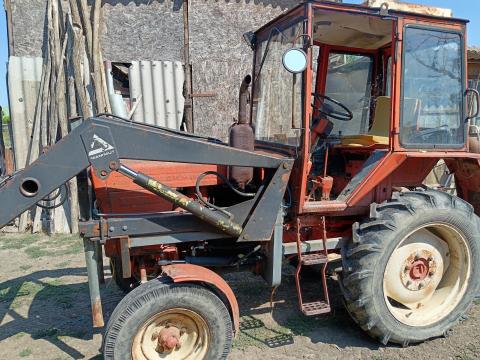 Eladó T25 kistraktor homlokrakodóval Eladó T25 kistraktor homlokrakodóval