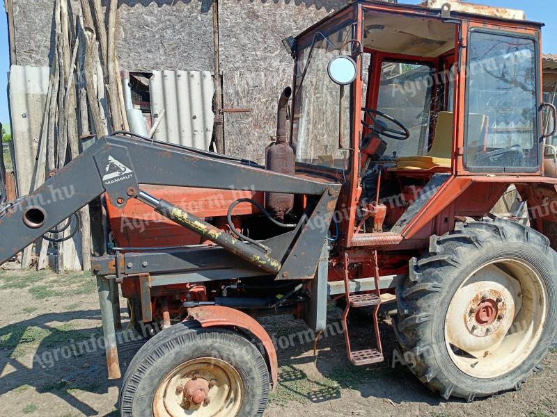 Eladó T25 kistraktor homlokrakodóval