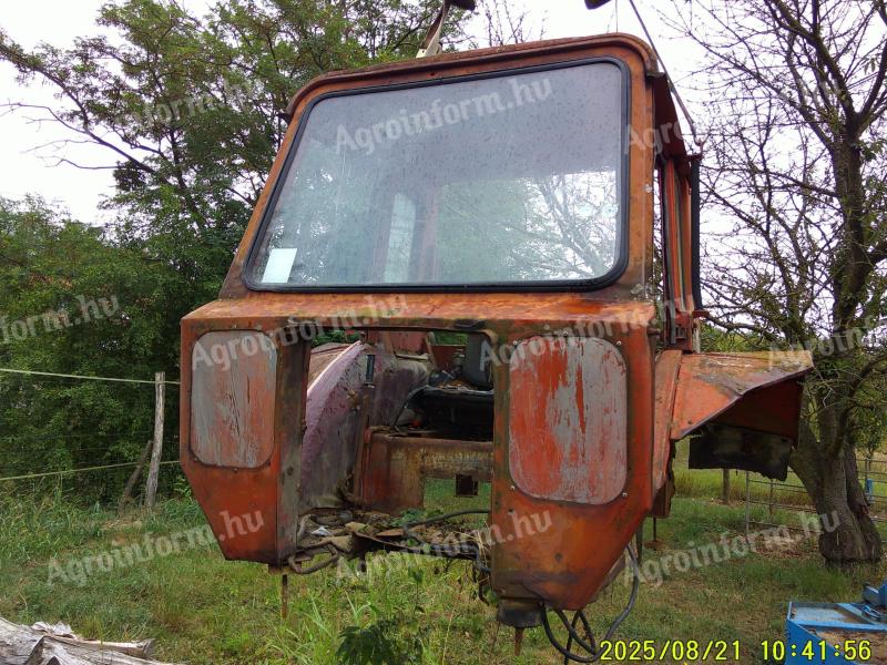 MTZ 80 traktorhoz kisfülke, motorháztető és műszerfal olcsón eladó Tapolcán