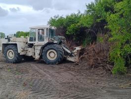 Földút kiépítése, javítása, szélesítése és bokros területek tisztítása, bozótirtás földgyaluval