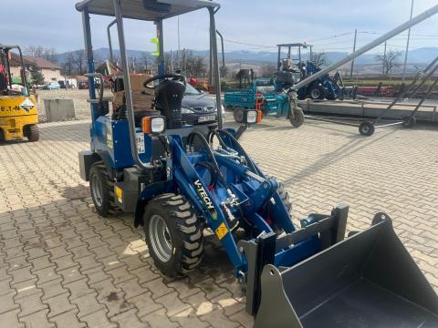 V-TECH 604 elektromos csuklós rakodó / 400 kg emelési kapacitás / Kanál, villa, gyorscsatlakozó / ÚJ + Videó V-TECH 604 elektromos csuklós rakodó / 400 kg emelési kapacitás / Kanál, villa, gyorscsatlakozó / ÚJ + Videó